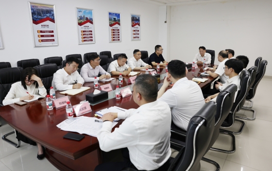 為切實做好2026年汛期安全生產工作，有效防范和應對各類自然災害，4月1日，集團董事長梁林青帶隊深入一線開展防汛安全檢查。各下屬子公司同步行動，對所轄重點區(qū)域進行全面自查，全面打響防汛備汛“主動仗”。一線督導，壓實防汛責任董事長一行來到JJMALL（堅基購物中心）與桃花水母大劇院，實地檢查防汛工作落實情況。在商場現場，董事長仔細查看地下車庫入口防汛擋板、沙袋等物資儲備情況，詳細詢問排水泵設備運行維